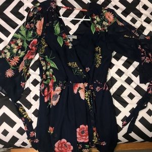 🆕Navy floral romper!!
